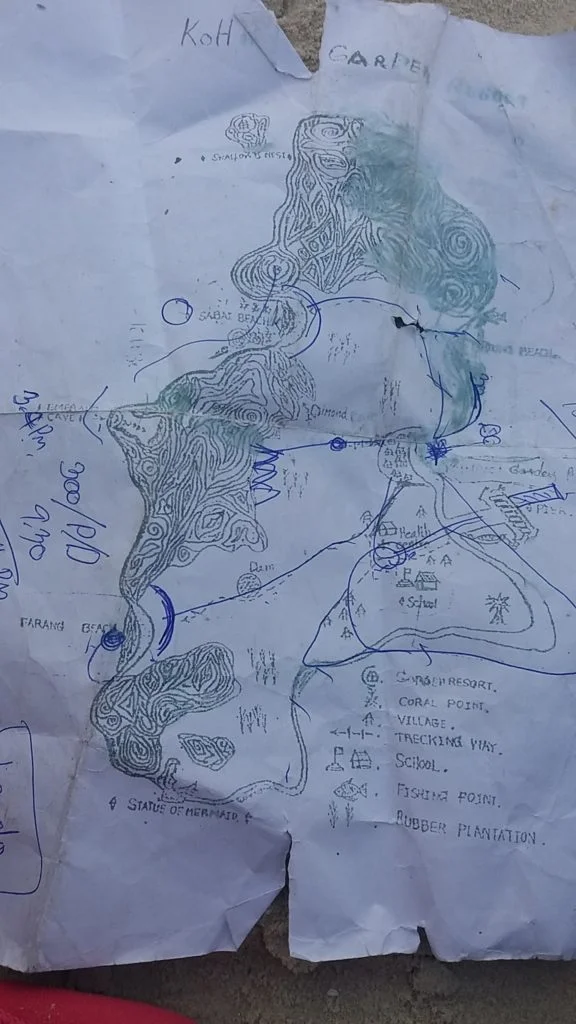 Een plattegrond van het eiland voor reisinformatie over de wandelroutes op Koh Mook Eiland kaart