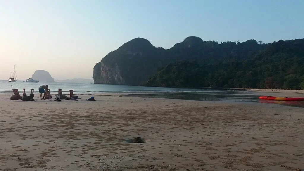 Yoga op het strand van Had Farang of Charlies Beach op Koh Mook Eiland