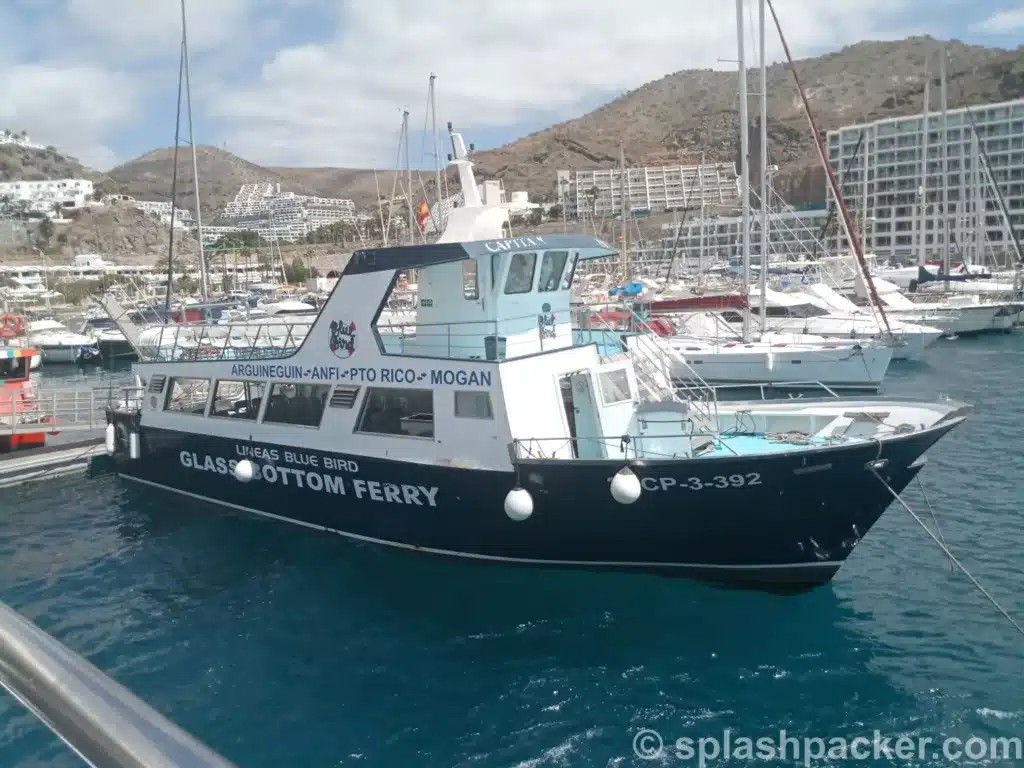 Glass bottom boot in de haven van Puerto Rico op Gran Canaria (boot met een glazen venster op het benedendek)