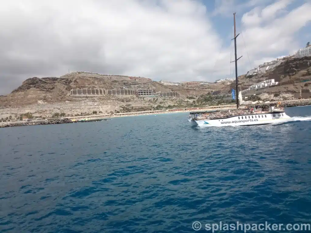 Catamaran excursieboot aan de kust van Gran Canaria