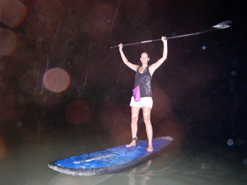 Stand-Up Paddle over de rivier met de vuurvliegjes in de avond in Loboc in de Filippijnen